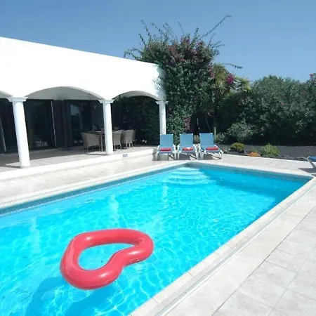 Playa Blanca Sleeps 7 With Pool Vila